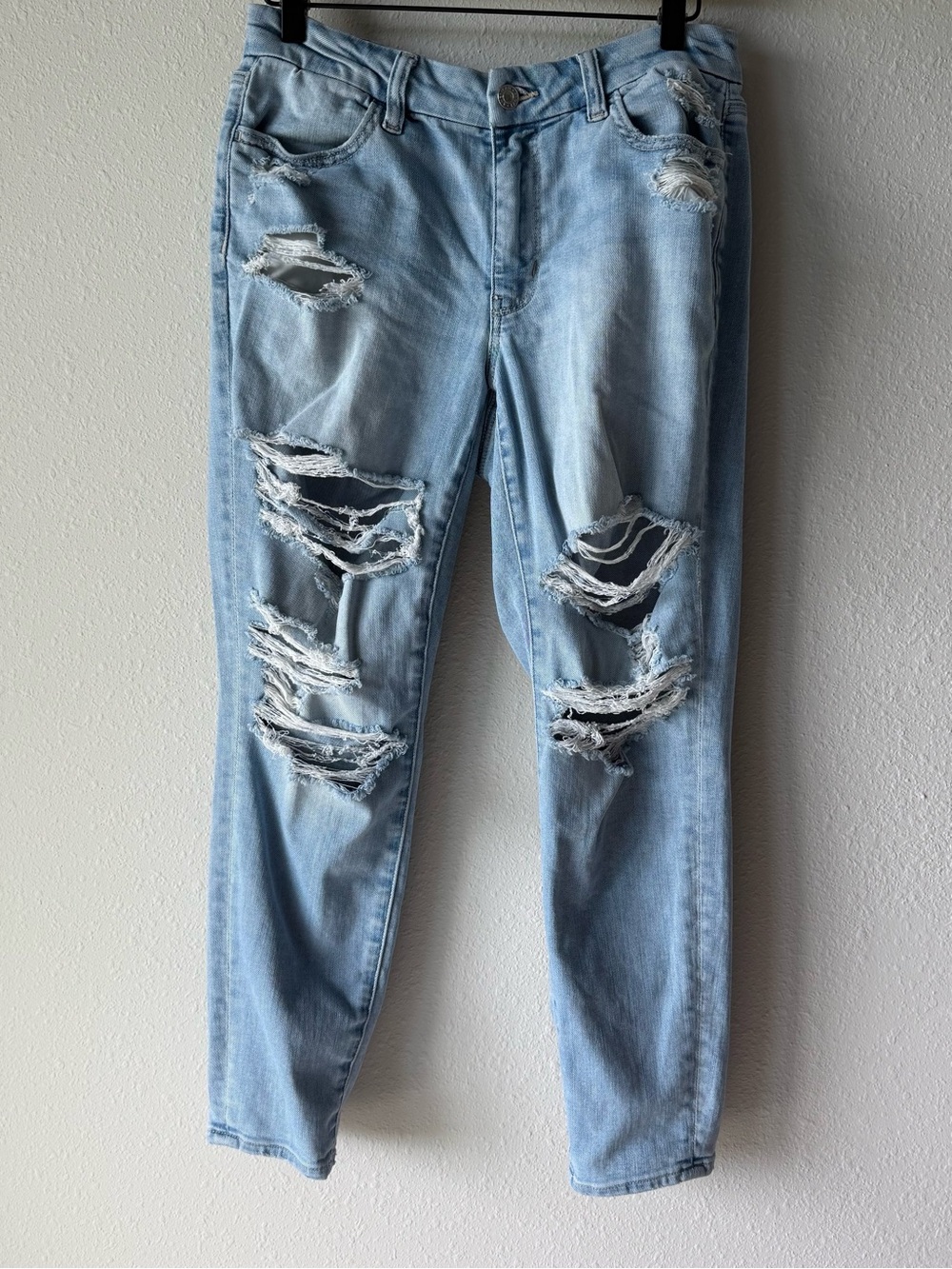 American Eagle Light Wash Ripped Distressed Jeans Size 6 Short